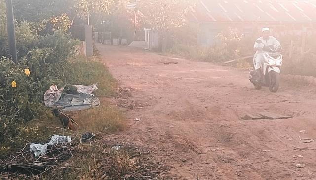 SUSAH LEWAT: Pengendara roda dua harus ekstra hati-hati melalui jalan Desa Bayur Kecamatan Haur Gading menuju Pamintangan Kecamatan Amuntai Utara. | Foto: Muhammad Akbar/Radar Banjarmasin