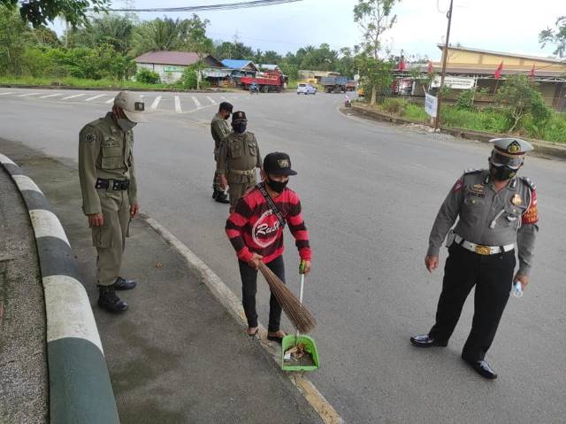 DISURUH MENYAPU: Warga tidak menerapkan prokes saat keluar rumah diberikan sanksi di Kabupaten Hulu Sungai Selatan. | FOTO: SATPOL PP FOR RADAR BANJARMASIN