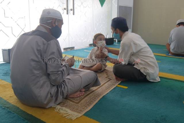 TAAT PROTOKOL: Jemaah Masjid Al Jihad di Jalan Cempaka Besar mengenakan masker selama beribadah.