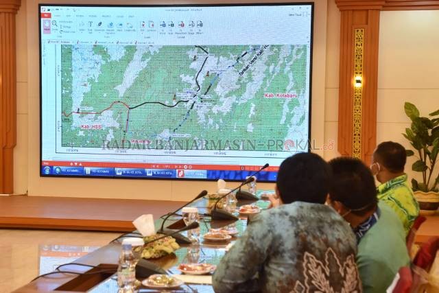 ALOT: Rapat penyelesaian tapal batas wilayah antara Kabupaten Hulu Sungai Tengah (HST) dengan Kabupaten Kotabaru di Aula Kantor Gubernur Kalsel di Banjarmasin, Kamis (17/6). | FOTO: M OSCAR FRABY/RADAR BANJARMASIN