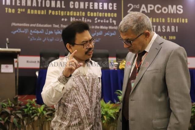 PUNYA KESEMPATAN: Prof Mujiburrahman dalam sebuah acara di Banjarmasin sebelum pandemi. Baru menjabat Rektor UIN Antasari selama satu periode, ia masih bisa kembali mengikuti pemilihan. | FOTO: ENDANG SYARIFUDIN/RADAR BANJARMASIN