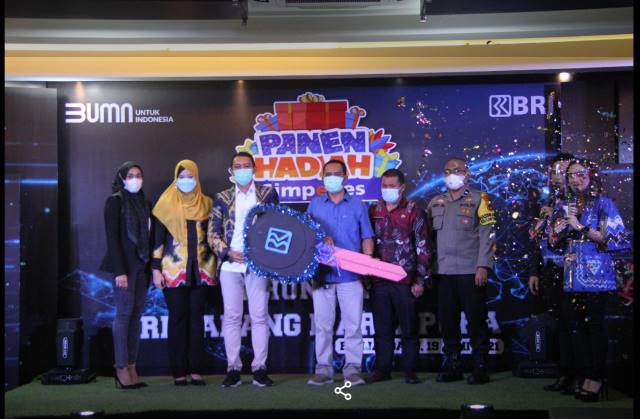 Pemimpin Cabang BRI Martapura Dwi Wahyu Kurniawan beserta para saksi menyerahkan hadiah Grand Prize berupa 1 unit mobil Suzuki XL 7 kepada Murjani Kepala Unit Keraton mewakili nasabah yang beruntung di unit tersebut.