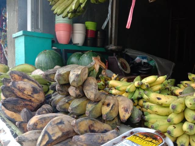 MURAH MERIAH: Pasokan buah-buahan lokal untungkan para pedagang buah.