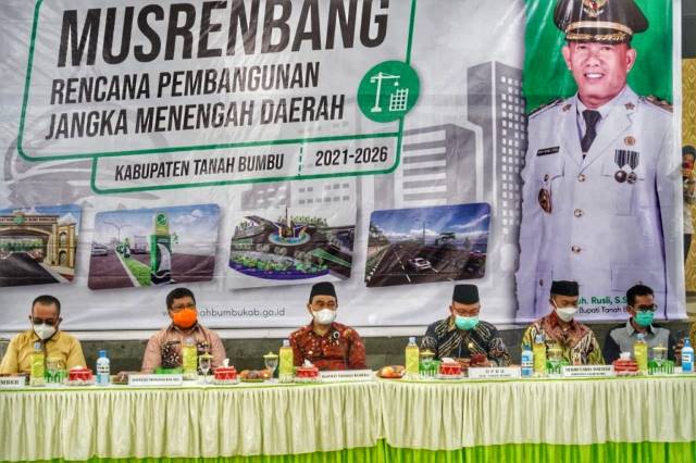 STRATEGIS: Bupati Tanbu Zairullah Azhar (tiga dari kiri) menghadiri Musrenbang RPJMD di Gedung Mahligai Bersujud Kapet, Sabtu (19/6) tadi