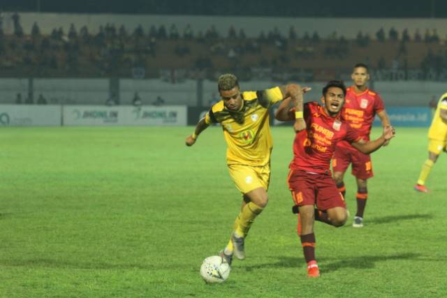 KEMBALI: Ke Indonesia, Rafael Silva memilih untuk berkostum merah putih khas Madura United.