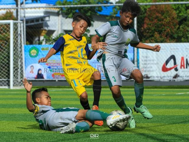 UJI COBA: Aksi pemain SSB Alam Hijau menghadapi FC UPP Kintap di Lapangan Upik Minisocer Banjarmasin.