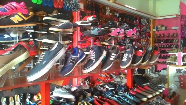 VARIATIF: Dampak pandemi Covid-19 membuat omzet pedagang sepatu turun signifikan.