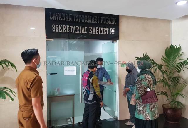 AMANAT MAHASISWA: Rombongan dari DPRD Kalsel menyerahkan petisi dari mahasiswa Kalsel untuk presiden RI di Jakarta, kemarin (22/6). | FOTO: ENDANG SYARIFUDDIN/RADAR BANJARMASIN