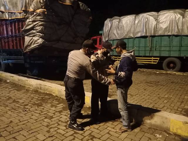 GELEDAH SAKU: Polisi merazia warga yang tampak mencurigakan di kawasan Pelabuhan Trisakti dan TPT Banjar Raya. | FOTO: HUMAS POLRESTA BANJARMASIN FOR RADAR BANJARMASIN