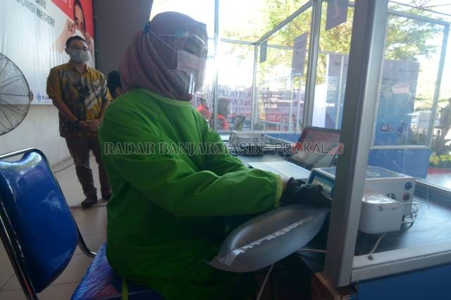 DETEKSI AWAL: Penggunaan GeNose C19 di terminal penumpang Pelabuhan Trisakti. Pintu masuk kota harus dijaga ketat agar penularan dari daerah tetangga bisa dicegah. | FOTO: WAHYU RAMADHAN/RADAR BANJARMASIN