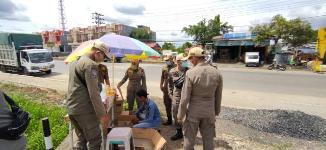 TEGURAN : Aparat Satpol-PP Batola menegur PKL yang nekat jualan di bahu Jalan Trans Kalimantan di wilayah Handil Bakti. | Foto: Satpol-PP Kabupaten Batola for Radar Banjarmasin.