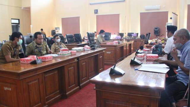 DISKUSI : Perwakilan Diskominfo Kabupaten Balangan saat memaparkan terkait pentingnya Perda Lembaga Penyiaran Publik di depan anggota DPRD Balangan. | FOTO MC FOR RADAR BANJARMASIN.