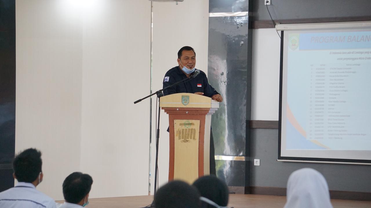 SAMBUTAN: Ketua Balangan Kompeten, Slametno saat memaparkan terkait program Balangan Kompeten. | FOTO: HUMAS FOR RADAR BANJARMASIN.