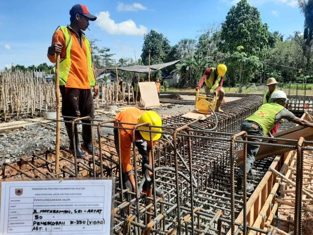 GENCAR: Suasana pembangunan jembatan di Jalan Mataraman - Sungai Ulin. Tahun ini, ada tiga jembatan yang dibangun di lokasi ini. | FOTO: DINAS PUPR KALSEL