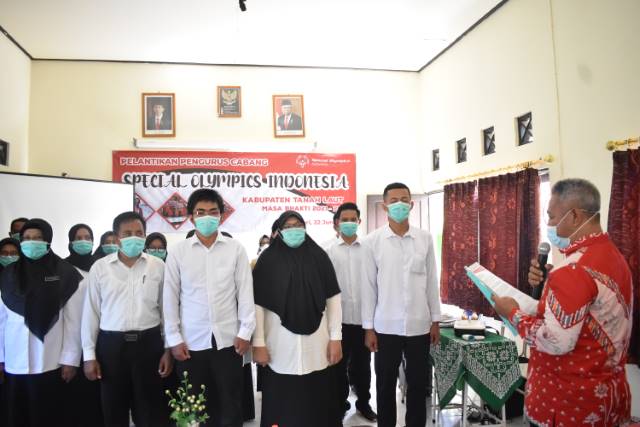 PELANTIKAN: Ketua pengurus Special Olympic Indonesia (SOIna) Kalsel Mudiyono (Baju Merah) saat melantik pengurus cabang Special Olympic Indonesia (SOIna) Tala.