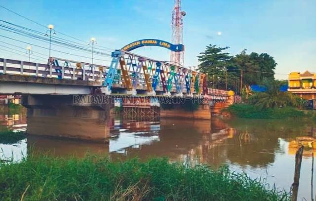 BERGOYANG: Angkutan semen saat melalui jembatan Banua Lima. | Foto: Muhammad Akbar/Radar Banjarmasin