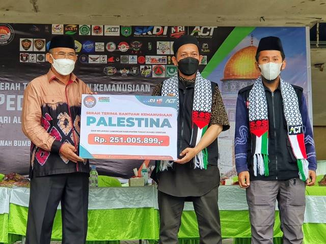 PEDULI: Wakil Bupati Tanbu Muh Rusli secara simbolis menyerahkan bantuan dari warga untuk warga Palestina di Pagatan.