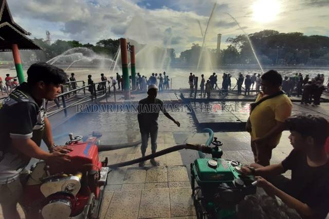 UNJUK GIGI: Sebenarnya, ini bukan tontonan semata. Ini pengecekan rutin untuk memastikan keandalan mesin pompa ketika menghadapi amuk kebakaran. | FOTO: WAHYU RAMADHAN/RADAR BANJARMASIN