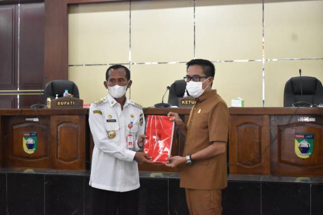 SERAHKAN RAPERDA: Bupati Tanah Laut H M Sukamta saat menyerahkan Raperda Tentang Rencana Perlindungan dan Pengelolaan Lingkungan Hidup (RPPLH) kepada Ketua DPRD Tala Muslimin.