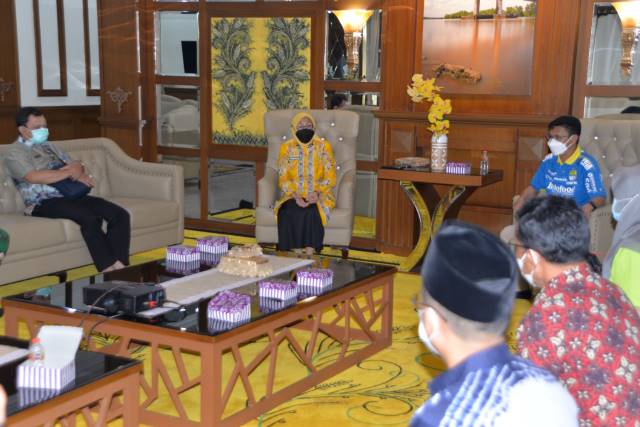 RAPAT TERBATAS: Bupati Batola Noormiliyani bersama anggota Gugus Tugas Percepatan Penanganan Covid-19 menggelar rapat terbatas persiapan sekolah tatap muka. Foto : Humas Pemkab Batola for Radar Banjarmasin.