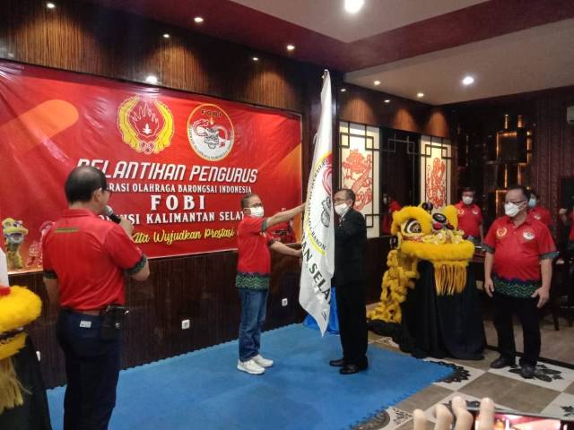 CABOR PRESTASI: Ketua Umum Pengprov FOBI Kalsel, Hiandransyah (kiri) menerima pataka dari Wakil Ketua Bidang Organisasi KONI Kalsel, H Syarifudin sebagai simbolis pelantikan Pengprov FOBI Kalsel di Ta Xiao Restaurant, Sabtu (26/6) malam.