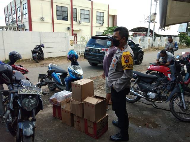 BERULANG: Jajaran Polsek Banjarbaru Barat saat menemukan warung yang menjual minuman keras di Jalan Kenanga, Landasan Ulin Timur itu pada Minggu (27/6) malam. | FOTO: POLSEK BANJARBARU BARAT