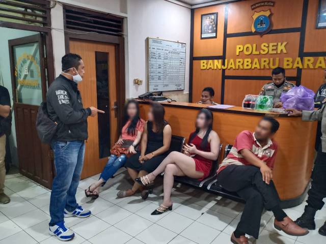 TERJARING: Para PSK saat dibawa ke Mapolsek Banjarbaru Barat usai terjaring di eks Lokalisasi Pembatuan, Landasan Ulin, Banjarbaru, (28/6) malam. | FOTO:  POLSEK BANJARBARU BARAT FOR RADAR BANJARMASIN