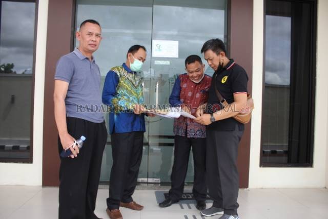 KECEWA: Para kuasa hukum Antung Nimatunzaidah usai sidang perdana praperadilan dugaan korupsi PDAM HST. | FOTO JAMALUDDIN
