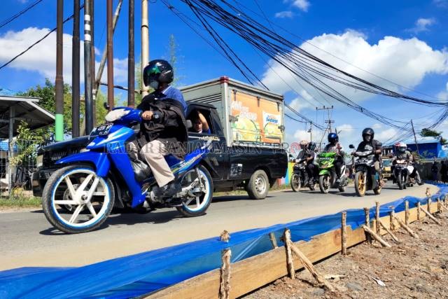 RANGKA COR: Bahu Jalan Tembus Perumnas sampai Jalan Cemara Ujung akan dicor beton untuk mengurangi kecuramannya. | FOTO: WAHYU RAMADHAN/RADAR BANJARMASIN