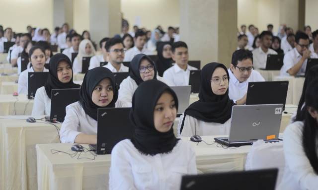 RAMAI LAGI: Tes komputer CPNS beberapa waktu lalu. Tahapan pendafataran akan diumumkan hari ini.
