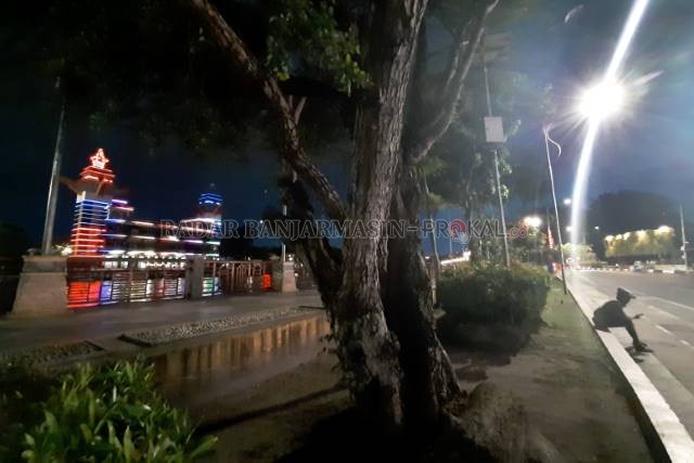 IKON KOTA: Menara Pandang dipotret dari Siring Nol Kilometer. Penutupan siring sangat berdampak pada motoris kelotok yang mencari uang dari wisata susur sungai. | FOTO: WAHYU RAMADHAN/RADAR BANJARMASIN