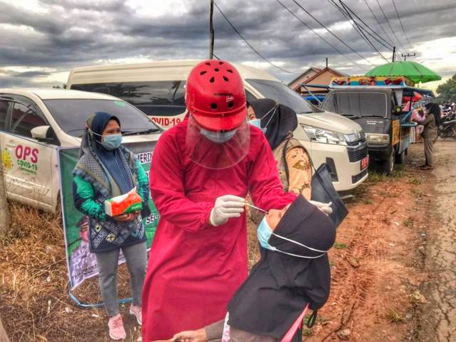 TETAP DISIPLIN: Pemerintah Kabupaten Tanbu terus menggencarkan deteksi sebaran corona melalui tes usap antigen. Beberapa hari terakhir terjadi penambahan kasus di daerah ini.