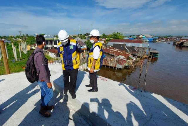 TINJAU LOKASI: Wali Kota Banjarmasin, Ibnu Sina dan wakilnya Arifi n Noor meninjau lokasi proyek, kemarin (30/6). | FOTO: WAHYU RAMADHAN/RADAR BANJARMASIN