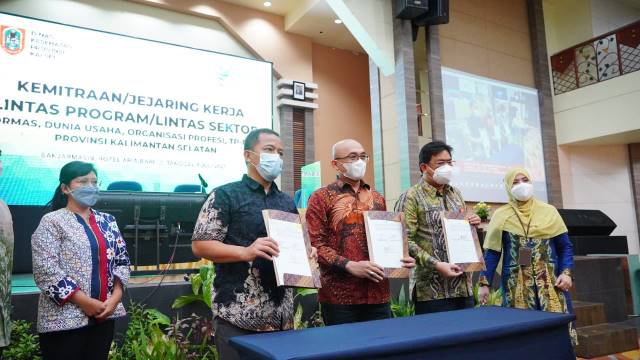 KERJA SAMA: Arutmin Satui bekerja sama dengan Dinkes Kalsel dan FK ULM menggelar penandatanganan Nota Kesepahaman Bersama (MoU), Kamis (1/7) di Hotel Arial Barito. | FOTO: ARUTMIN FOR RADAR BANJARMASIN.