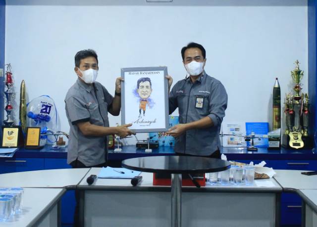 KENANG-KENANGAN: Direktur Utama Radar Banjarmasin H Suriansyah Achmad (kanan) menyerahkan karikatur kenang-kenangan untuk Ardiansyah, Kamis (1/7) pagi.