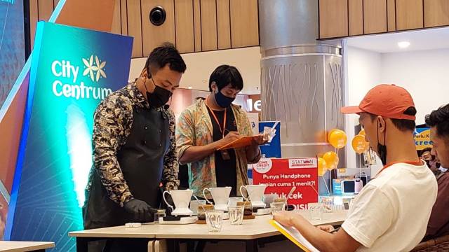 JUARA: Andika Dwi Octavianto saat bertanding di ajang City Centrum Coffee Week 2021 di Samarinda. | FOTO ISTIMEWA
