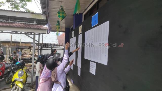 LIHAT PENGUMUMAN : Calon pelamar CPNS dan PPPK melihat pengumuman pendaftaran di BKPSDM HSS. | FOTO: SALAHUDIN/RADAR BANJARMASIN