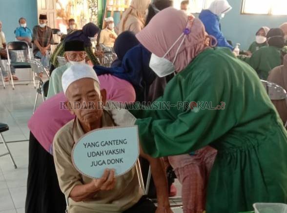 AGAR KEBAL CORONA: Vaksinasi kepada lansia di Landasan Ulin beberapa waktu lalu. | FOTO: DOK/RADAR BANJARMASIN