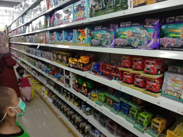 SERBA IMPOR: Produk mainan impor tetap marak walaupun sempat tersendat karena pandemi Covid-19.