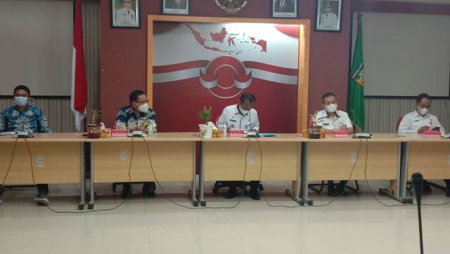 TERIMA TAMU: Bupati Tanah Laut H M Sukamta ketika menyambut kedatangan para Anggota DPRD Kabupaten Gunung Mas di Aula Barakat Lantai II Setda Tala Jalan A. Syairani Kota Pelaihari, Rabu (30/6).