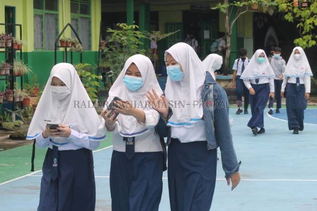 KEMBALI KE SEKOLAH: Siswi SMP di Banjarmasin pada ujian akhir semester, April kemarin. Ketika tahun ajaran baru dimulai, perlu pengawasan ketat terhadap penerapan prokes. | FOTO: WAHYU RAMADHAN/RADAR BANJARMASIN