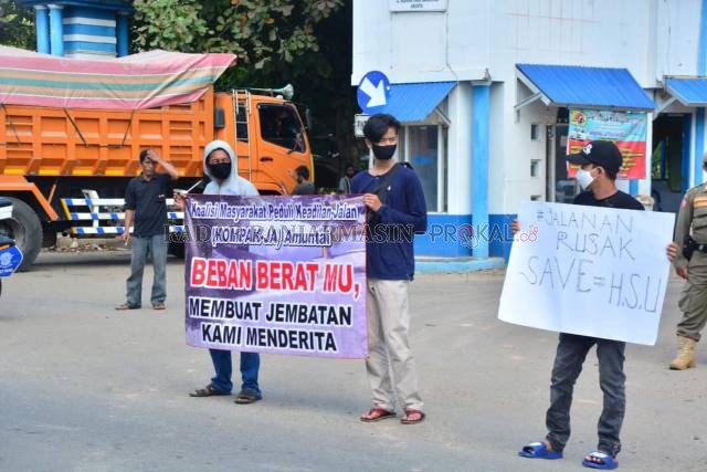RESAH: Warga HSU menggelar aksi demo angkutan semen di depan Terminal Banua Lima Kota Amuntai. | FOTO: M AKBAR/RADAR BANJARMASIN