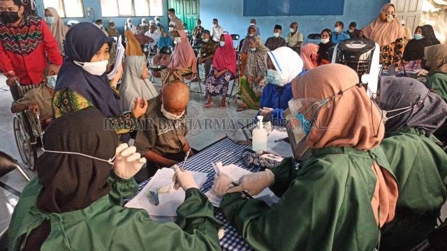 VAKSINASI COVID: Para lanjut usia (Lansia) di Panti Sosial Tresna Werdha (PSTW) Budi Sejahtera saat mengikuti vaksinasi Covid-19, beberapa waktu lalu. | FOTO: SUTRISNO/RADAR BANJARMASIN