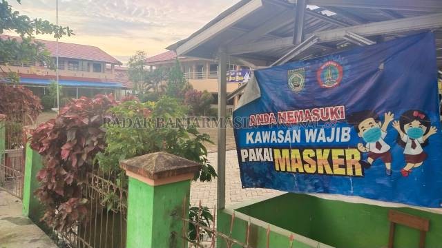 NEW NORMAL: Salah satu syarat untuk menggelar pembelajaran tatap muka adalah sekolah harus menerapkan protokol kesehatan. | FOTO: WAHYUDI/RADAR BANJARMASIN.