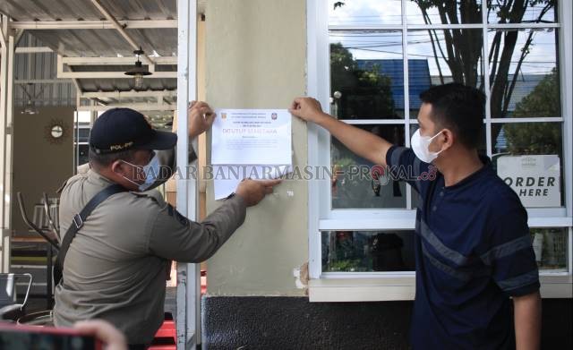 DISEGEL: Kafe Ruang Saji Creative Space disegel tutup sementara oleh petugas Satpol PP Banjarbaru karena kedapatan melanggar peraturan, baik terkait izin usaha hingga dugaan pelanggaran protokol kesehatan ketika ada pelaksanaan konser musik beberapa hari