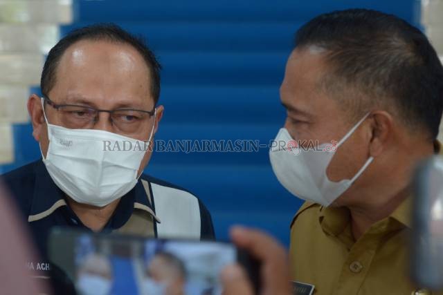 KONFIRMASI: Direktur PDAM Bandarmasih, Yudha Achmadi dan Plh Sekdako Banjarmasin, Mukhyar memberi keterangan pers di Balai Kota. | FOTO: WAHYU RAMADHAN/RADAR BANJARMASIN