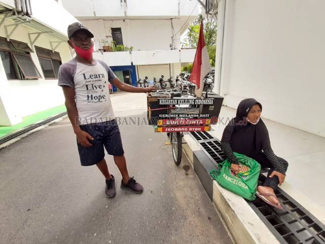 BUKTI CINTA: Masrani dan putrinya Santi Melati di halaman Balai Kota kemarin (7/7). Keduanya hendak bersilaturahmi dengan Wali Kota Ibnu Sina. | FOTO: WAHYU RAMADHAN/RADAR BANJARMASIN