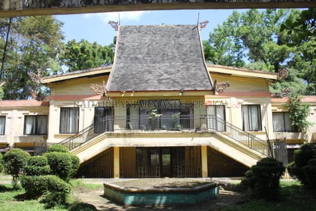 MANGKRAK: Potret gedung bekas KP2T yang tak terawat sejak tahun 2016. | Foto: JAMALUDDIN/RADAR BANJARMASIN