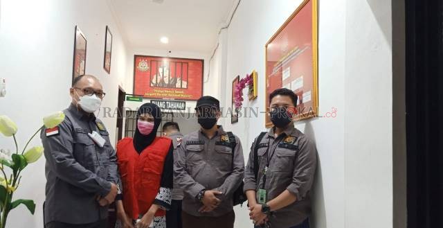 TERLIBAT: Mantan Sekdes Desa Ambawang, WL (dua dari kiri) sudah dijemput Kejari Tala dari Amuntai. Ia kini ditahan dan dititipkan di tahanan Polres Tala. | Foto: Norsalim Yahya/Radar Banjarmasin