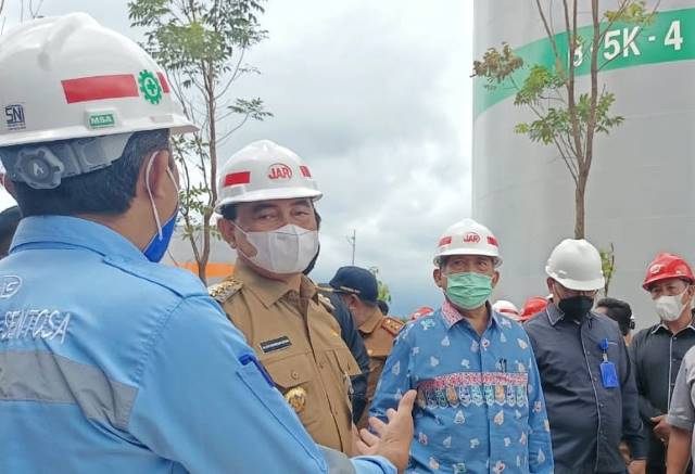 INVESTASI: Bupati Tanbu Zairullah Azhar saat mengunjungi pabrik biodiesel di Desa Sungai Dua, Tanah Bumbu. Pabrik ini disebut mampu menghasilkan bahan bakar nabati sebanyak 60 metrik ton per jam.